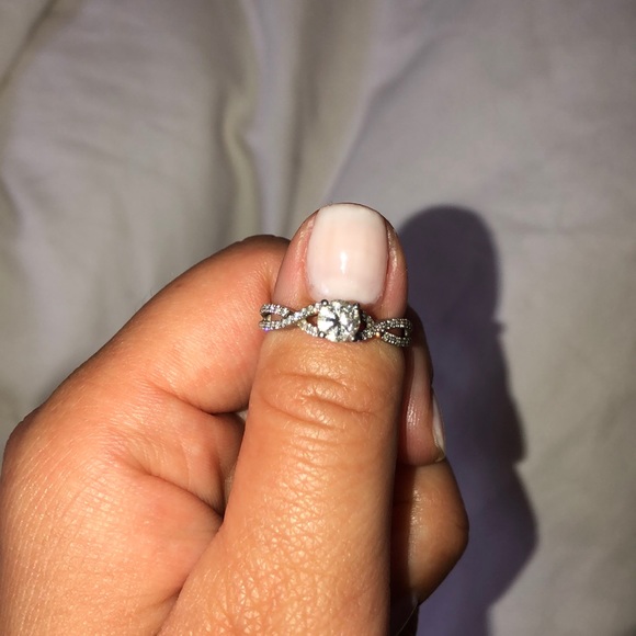 Engagement ring - Picture 6 of 6